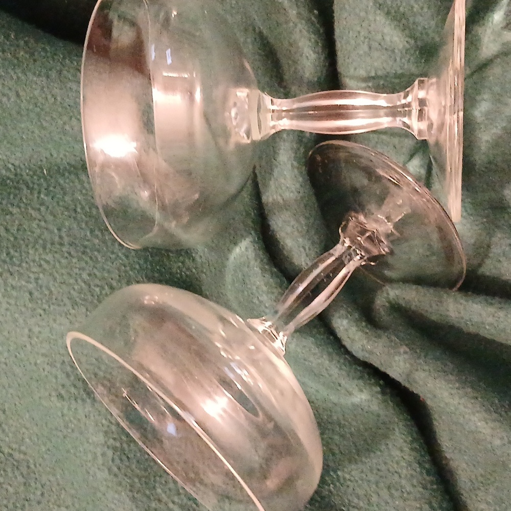 2 champagne glasses